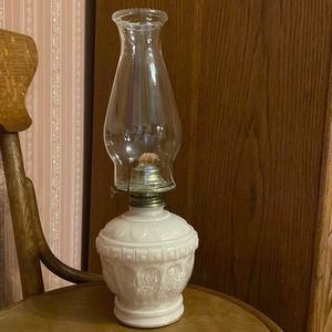 Vintage oil lamp, has been used during power outages, good condition